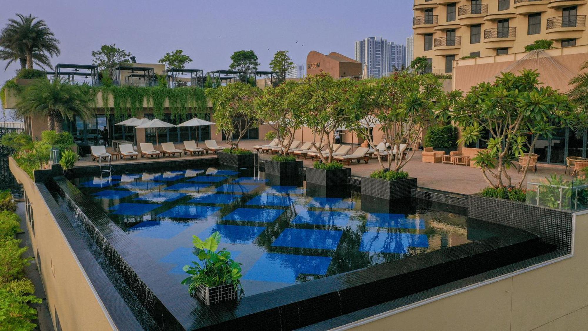 Sun & Moon, Riverside Hotel 프놈펜 외부 사진