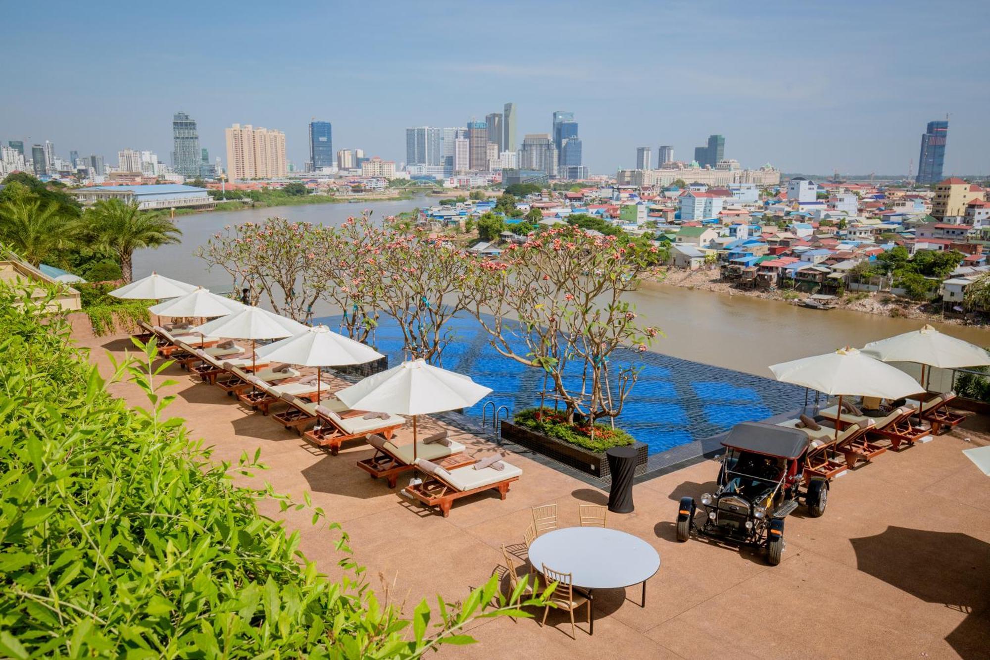 Sun & Moon, Riverside Hotel 프놈펜 외부 사진