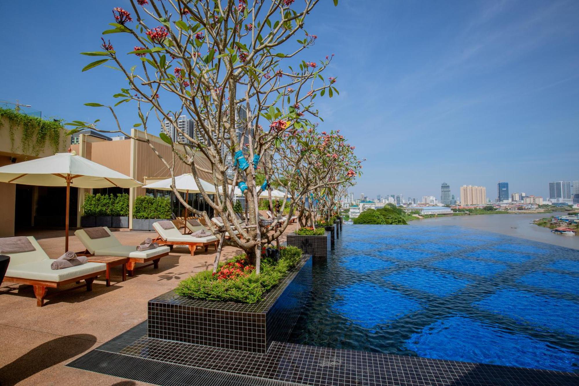 Sun & Moon, Riverside Hotel 프놈펜 외부 사진