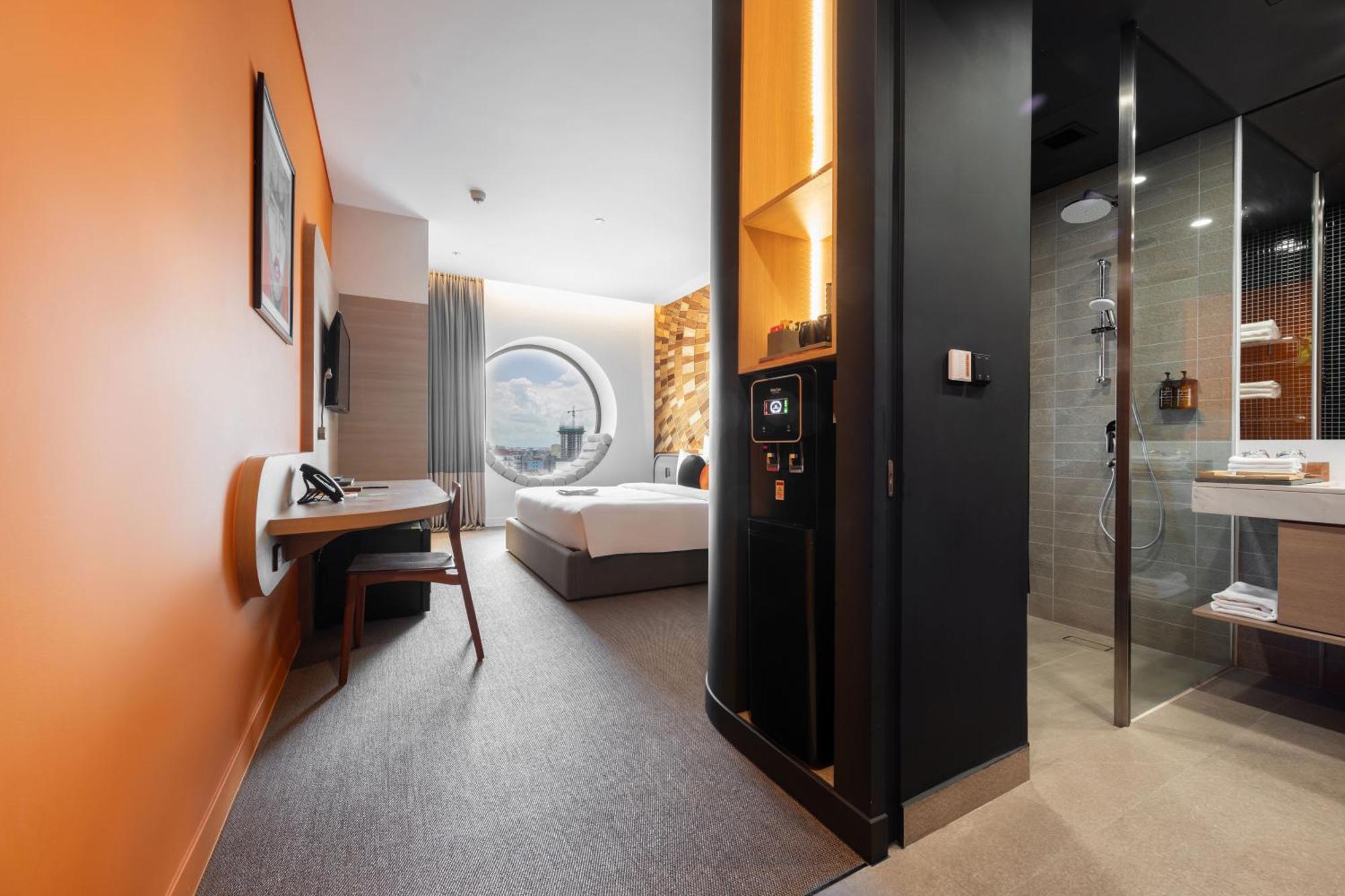 Sun & Moon, Riverside Hotel 프놈펜 외부 사진